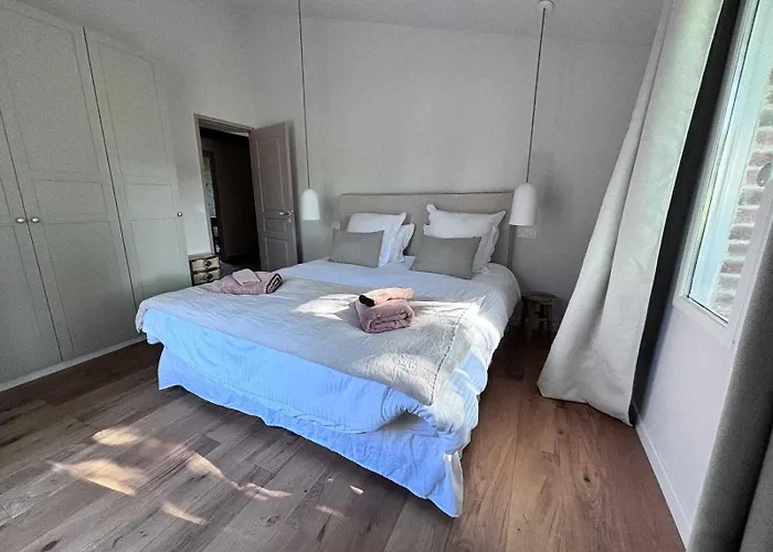 Exceptional 5 Bedroom House Near The Hébergement de vacances