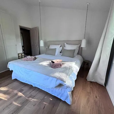 Exceptional 5 Bedroom House Near The Holiday home