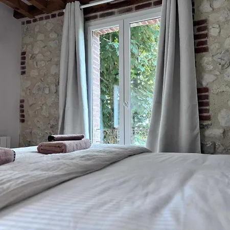 Exceptional 5 Bedroom House Near The *