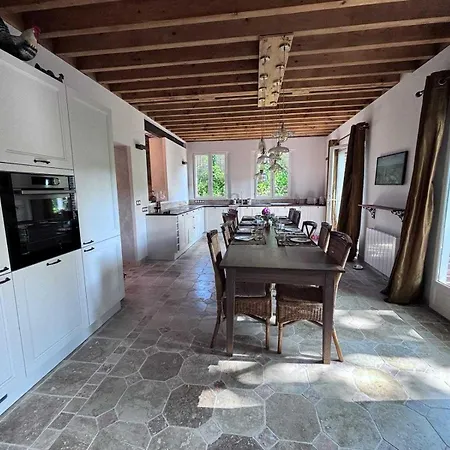 Exceptional 5 Bedroom House Near The Holiday home