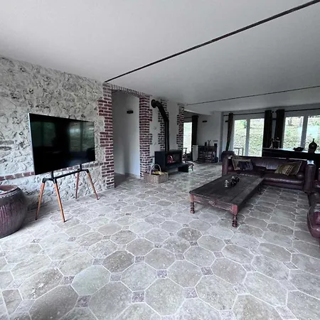 Exceptional 5 Bedroom House Near The