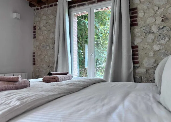 Exceptional 5 Bedroom House Near The *