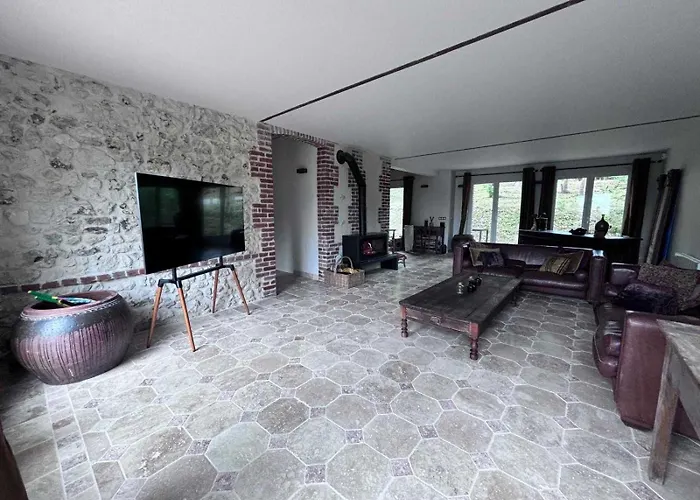 Exceptional 5 Bedroom House Near The